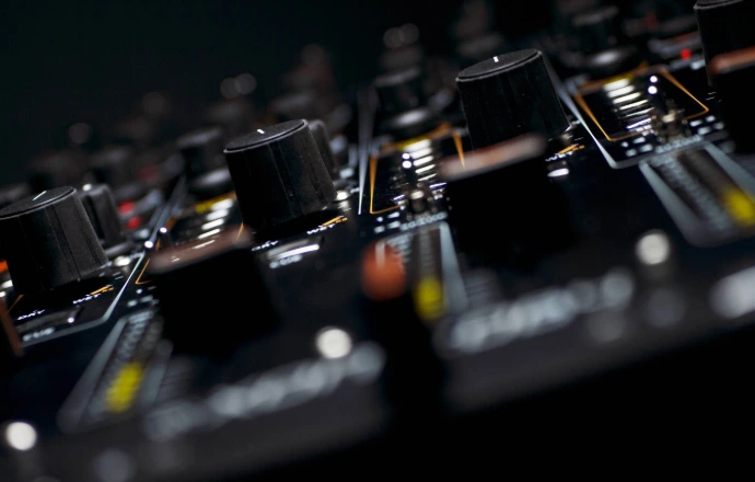 Consola Lemuria Music